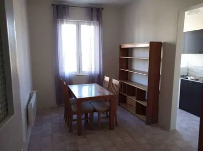 Wohnzimmer; holzboden, tageslicht, moderner stil, hohe decken