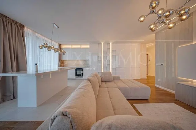 Salón; suelo de madera, luz natural, estilo moderno, techos altos