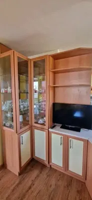 Wohnzimmer; holzboden, tageslicht, moderner stil, hohe decken