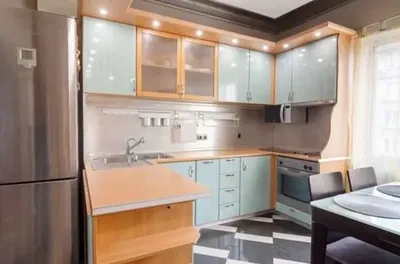 Wohnzimmer; holzboden, tageslicht, moderner stil, hohe decken