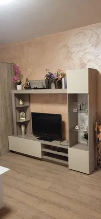 Wohnzimmer; holzboden, tageslicht, moderner stil, hohe decken