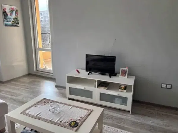 Salón; suelo de madera, luz natural, estilo moderno, techos altos