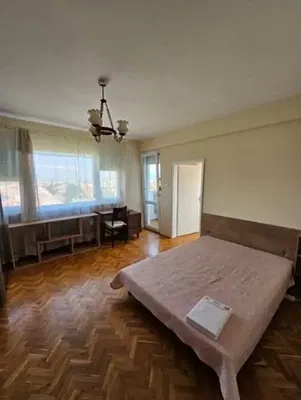 Wohnzimmer; holzboden, tageslicht, moderner stil, hohe decken