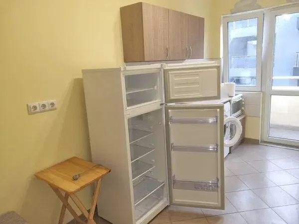 Wohnzimmer; holzboden, tageslicht, moderner stil, hohe decken