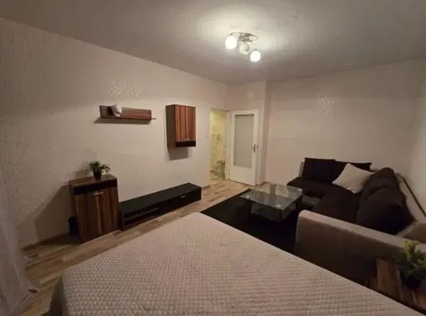 Σαλόνι; ξύλινο πάτωμα, φυσικό φως, μοντέρνο στυλ, ψηλά ταβάνια