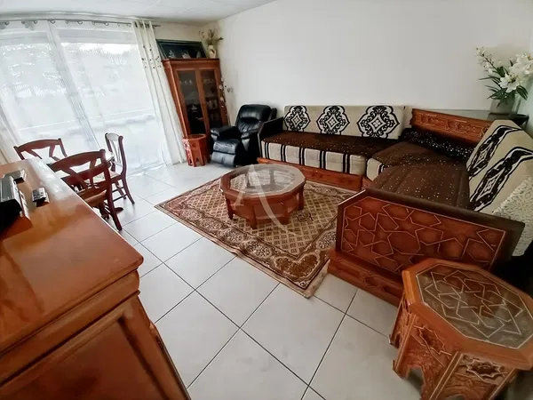 Dnevni boravak; drveni pod, prirodna svjetlost, moderan stil, visoki stropovi