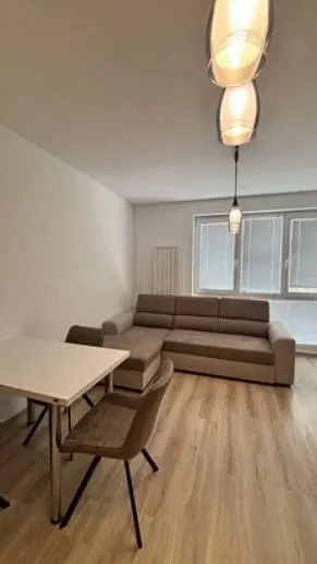 Σαλόνι; ξύλινο πάτωμα, φυσικό φως, μοντέρνο στυλ, ψηλά ταβάνια