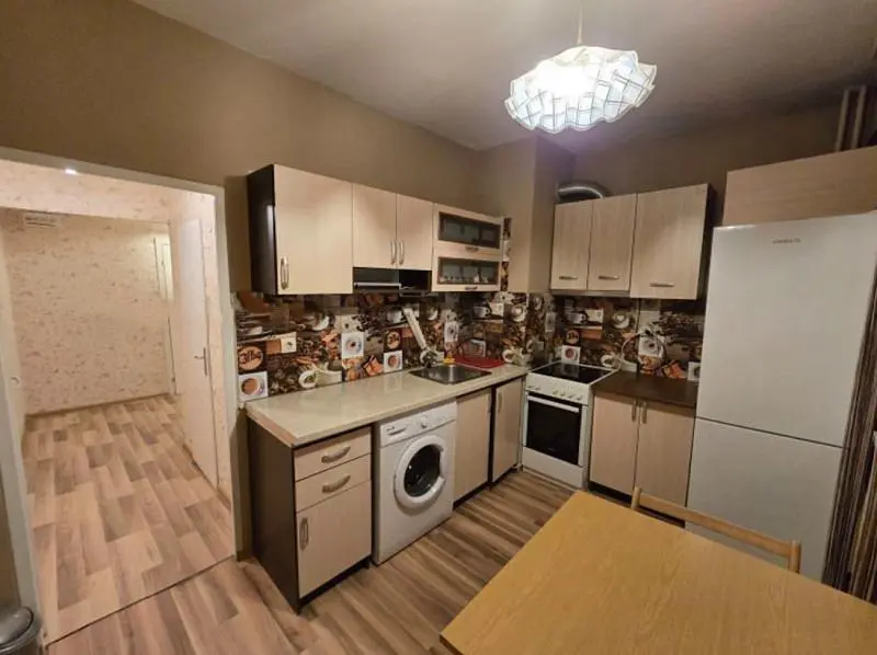 Κουζίνα; συσκευές κουζίνας, ξύλινο πάτωμα, φυσικό φως, μοντέρνο στυλ, ανακαινισμένο