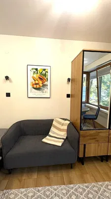 Κουζίνα; συσκευές κουζίνας, ξύλινο πάτωμα, φυσικό φως, μοντέρνο στυλ, ανακαινισμένο