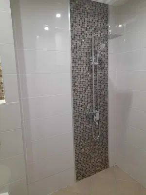 Salon; podłoga drewniana, światło dzienne, styl nowoczesny, wysokie sufity