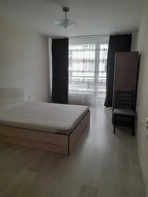 Kuchnia; sprzęt kuchenny, podłoga drewniana, światło dzienne, styl nowoczesny, wyremontowany