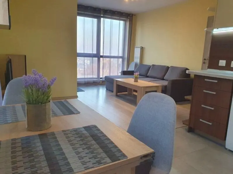 Κουζίνα; συσκευές κουζίνας, ξύλινο πάτωμα, φυσικό φως, μοντέρνο στυλ, ανακαινισμένο