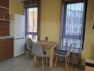 Σαλόνι; ξύλινο πάτωμα, φυσικό φως, μοντέρνο στυλ, ψηλά ταβάνια