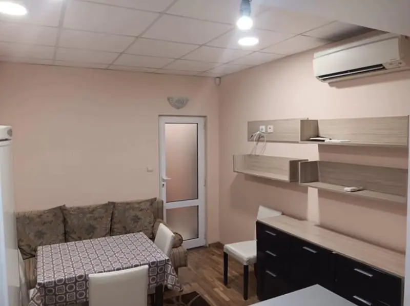 Obývací pokoj; dřevěná podlaha, přirozené světlo, moderní styl, vysoké stropy