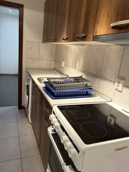 Σαλόνι; ξύλινο πάτωμα, φυσικό φως, μοντέρνο στυλ, ψηλά ταβάνια