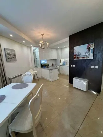 Cocina; electrodomésticos, suelo de madera, luz natural, estilo moderno, renovado