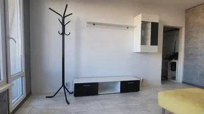 Wohnzimmer; holzboden, tageslicht, moderner stil, hohe decken