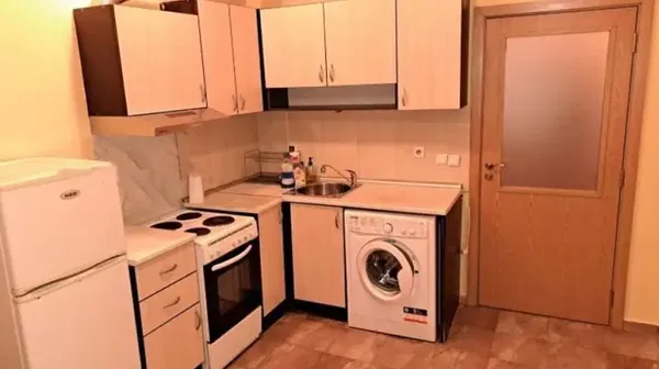 Salón; suelo de madera, luz natural, estilo moderno, techos altos