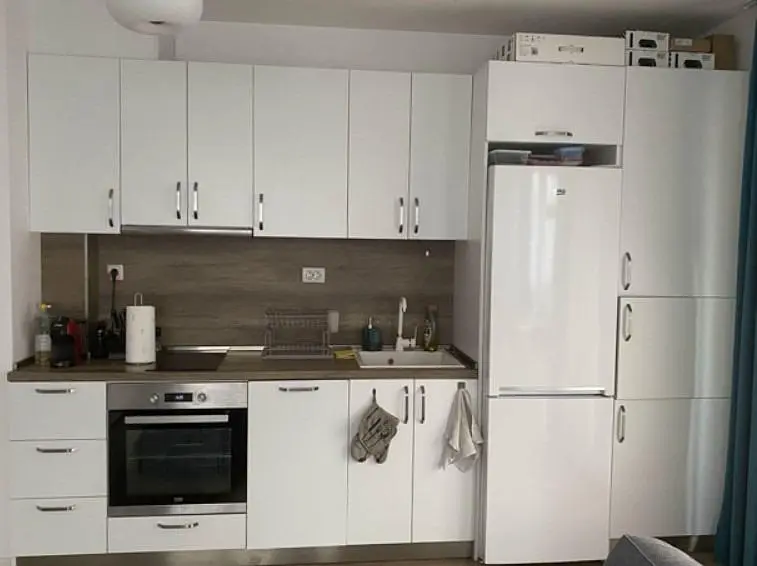 Salón; suelo de madera, luz natural, estilo moderno, techos altos