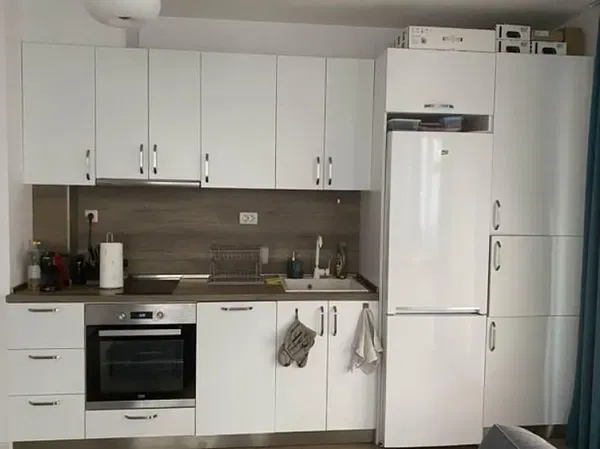 Salón; suelo de madera, luz natural, estilo moderno, techos altos