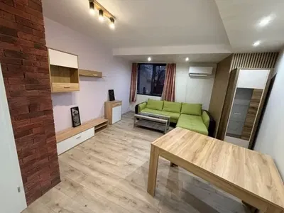 Küche; küchengeräte, holzboden, tageslicht, moderner stil, renoviert