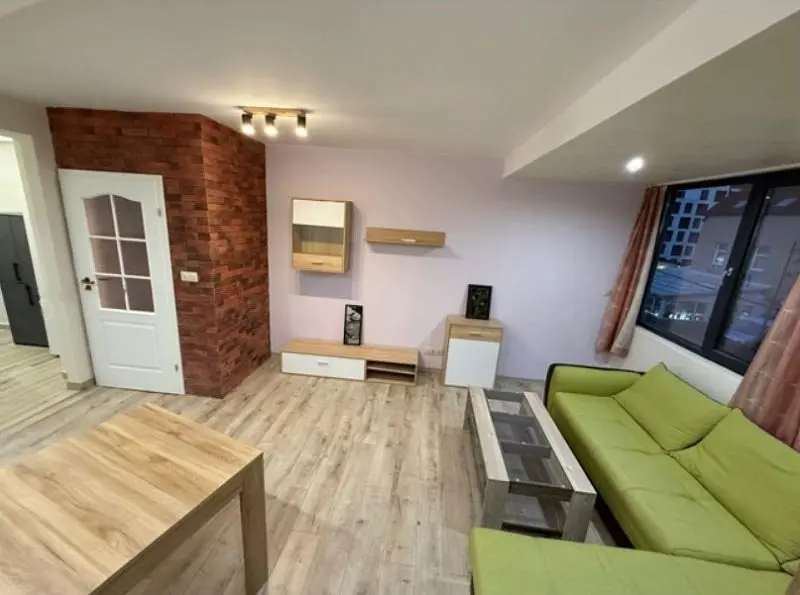 Wohnzimmer; holzboden, tageslicht, moderner stil, hohe decken