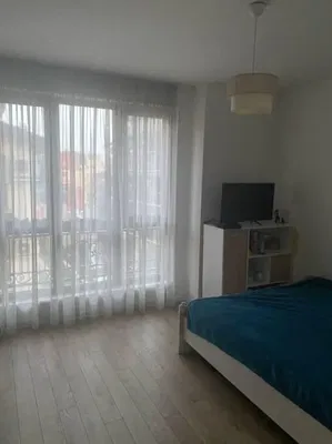 Salón; suelo de madera, luz natural, estilo moderno, techos altos