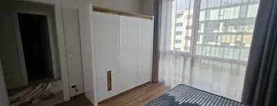 Salón; suelo de madera, luz natural, estilo moderno, techos altos