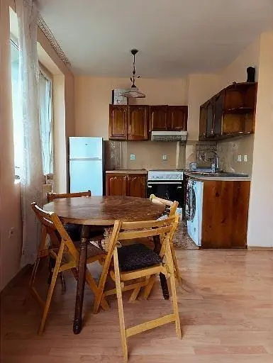 Salón; suelo de madera, luz natural, estilo moderno, techos altos