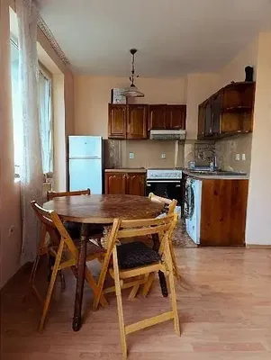 Salón; suelo de madera, luz natural, estilo moderno, techos altos