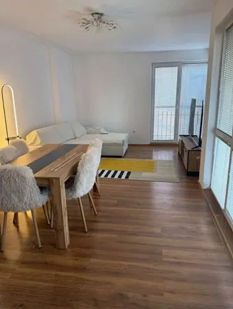 Salón; suelo de madera, luz natural, estilo moderno, techos altos