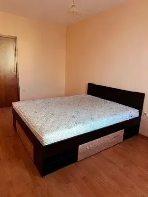 Salón; suelo de madera, luz natural, estilo moderno, techos altos