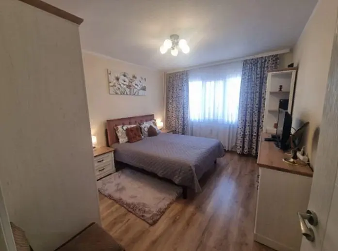 Salón; suelo de madera, luz natural, estilo moderno, techos altos