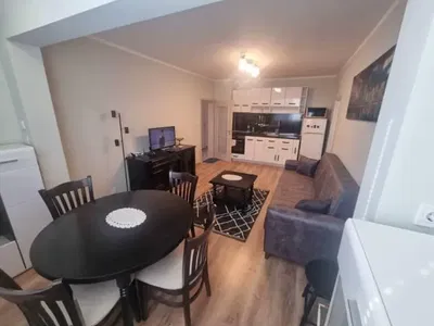 Salón; suelo de madera, luz natural, estilo moderno, techos altos