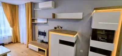 Salón; suelo de madera, luz natural, estilo moderno, techos altos