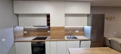 Salón; suelo de madera, luz natural, estilo moderno, techos altos