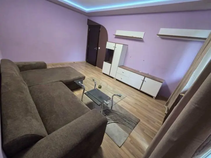 Obývací pokoj; dřevěná podlaha, přirozené světlo, moderní styl, vysoké stropy