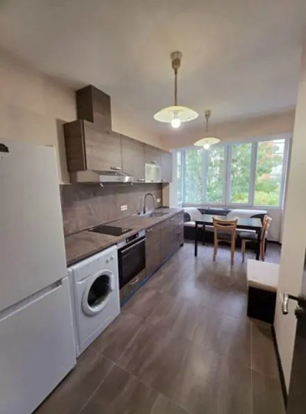 Wohnzimmer; holzboden, tageslicht, moderner stil, hohe decken