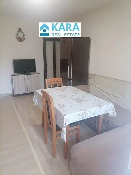 Salon; parquet, lumière naturelle, style moderne, hauteur sous plafond