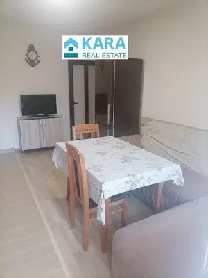 Wohnzimmer; holzboden, tageslicht, moderner stil, hohe decken