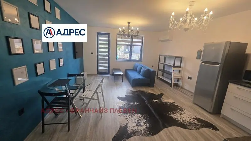 Wohnzimmer; holzboden, tageslicht, moderner stil, hohe decken