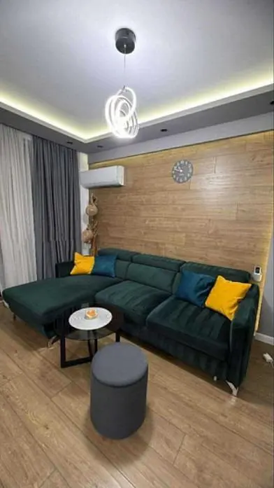 Wohnzimmer; holzboden, tageslicht, moderner stil, hohe decken