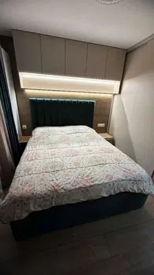 Wohnzimmer; holzboden, tageslicht, moderner stil, hohe decken