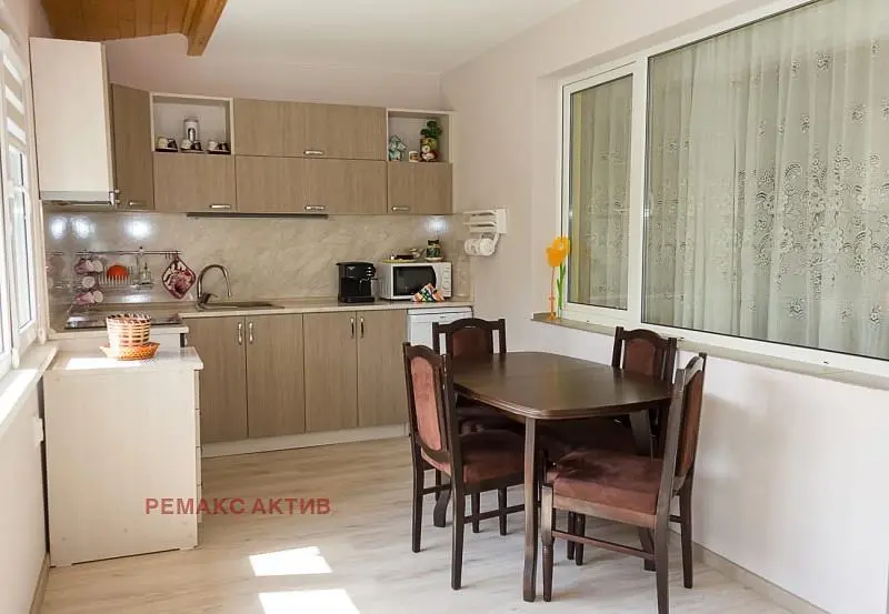 Wohnzimmer; holzboden, tageslicht, moderner stil, hohe decken