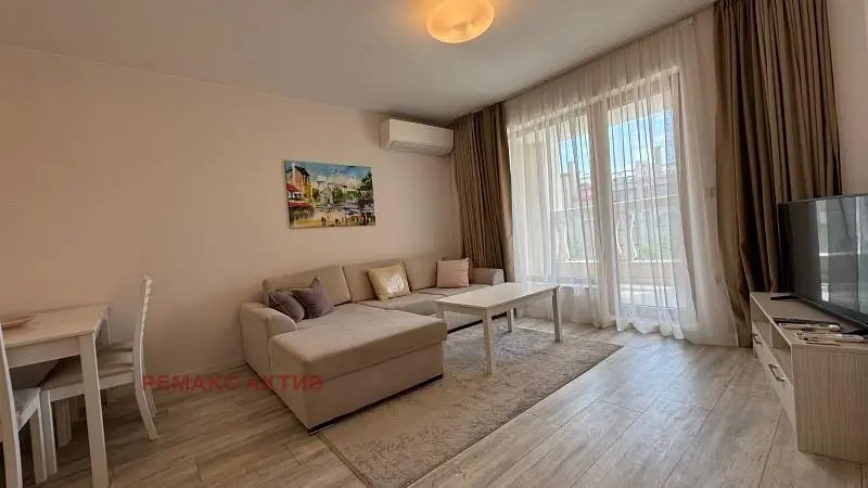 Living room; wood floor, natural light, modern style, high ceiling