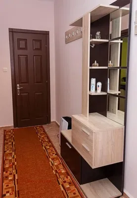 Wohnzimmer; holzboden, tageslicht, moderner stil, hohe decken