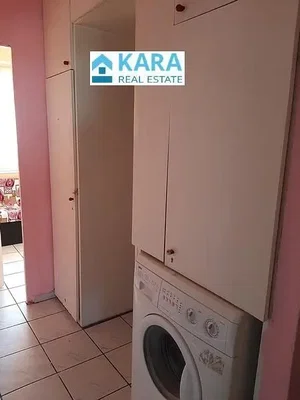 Salon; parquet, lumière naturelle, style moderne, hauteur sous plafond