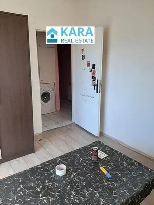 Salon; parquet, lumière naturelle, style moderne, hauteur sous plafond