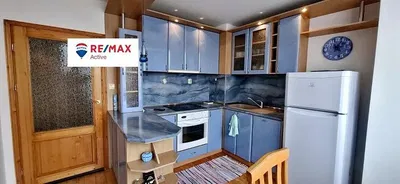 Wohnzimmer; holzboden, tageslicht, moderner stil, hohe decken