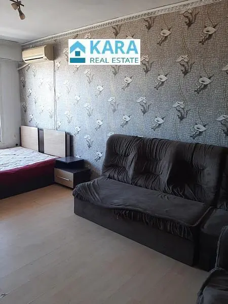 Salon; parquet, lumière naturelle, style moderne, hauteur sous plafond